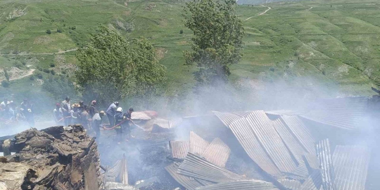 Evde yangın: Dumandan zehirlenen 14 yaşındaki çocuk hayatını kaybetti