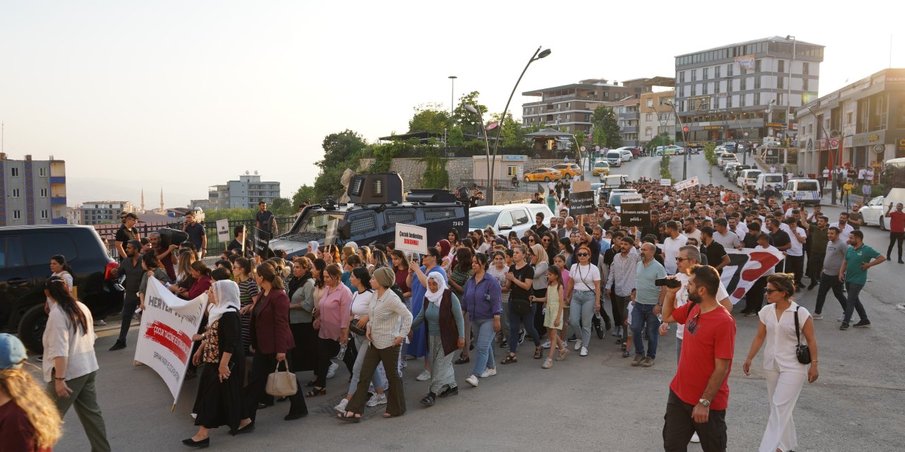 Şırnak’ta Yüzlerce Kişi Çocuk İstismarına Karşı Yürüdü