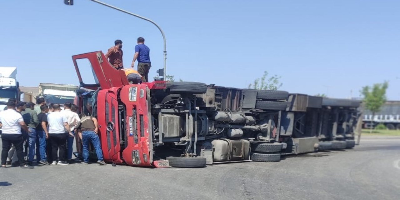 Cizre- Silopi karayolunda direksiyon hakimiyetini kaybeden Tır devrildi: 1 yaralı