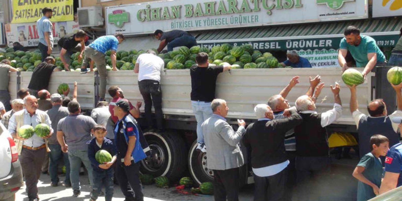 Bitlis’te hayırsever çiftçi 30 ton karpuz dağıttı