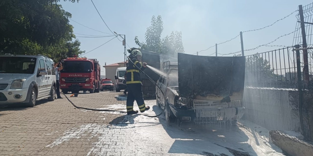 Siirt'te park halindeki otomobil yandı