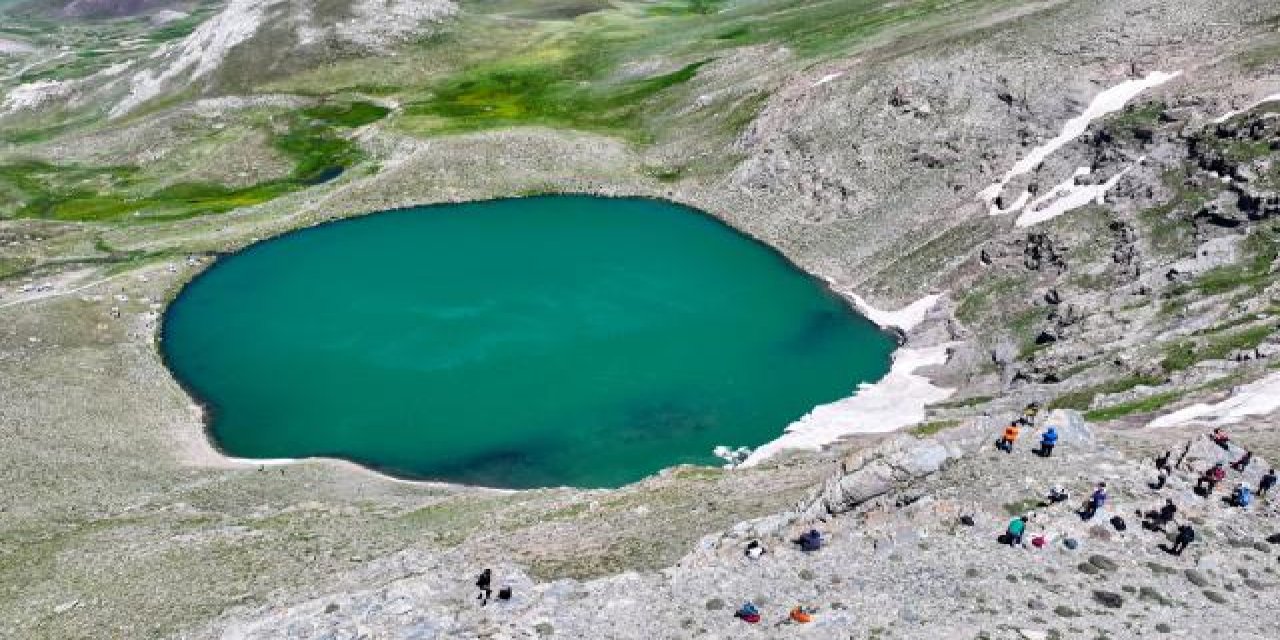 Şırnak sınırlarındaki buzul gölü doğaseverleri ağırlıyor