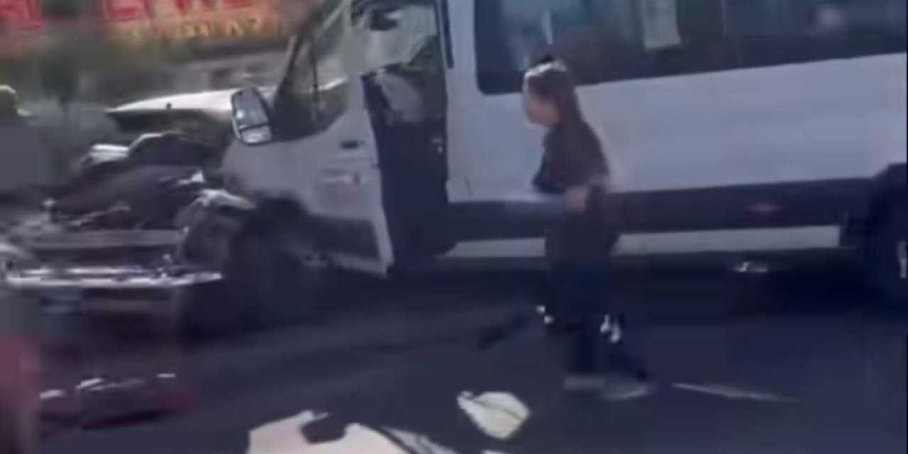 Otomobil ile 2 işçi servisi çarpıştı: 11 kişi yaralandı