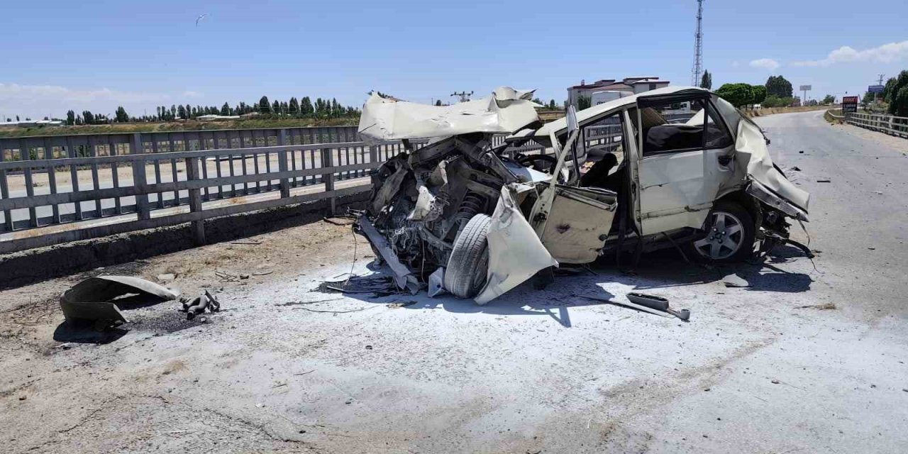 Van’da tırın, otomobile çarpması sonucu 4 kişi yaralandı! Tır şoförü kaçtı