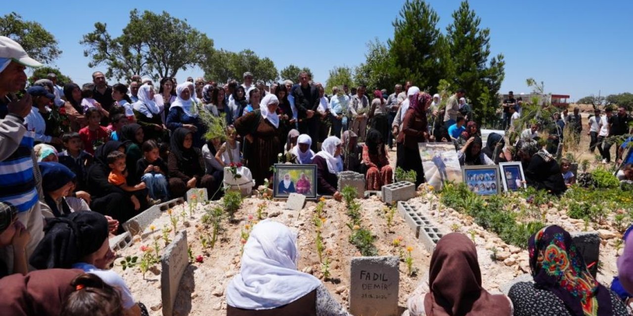 Yangın faciasında hayatını kaybeden 10 kişi Mazıdağı'nda mezarları başında anıldı