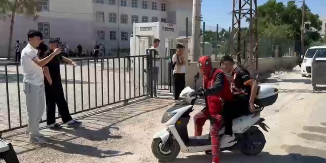 Sınava Geç Kalan Öğrenciyi "Örümcek Adam" Son Anda Yetiştirdi