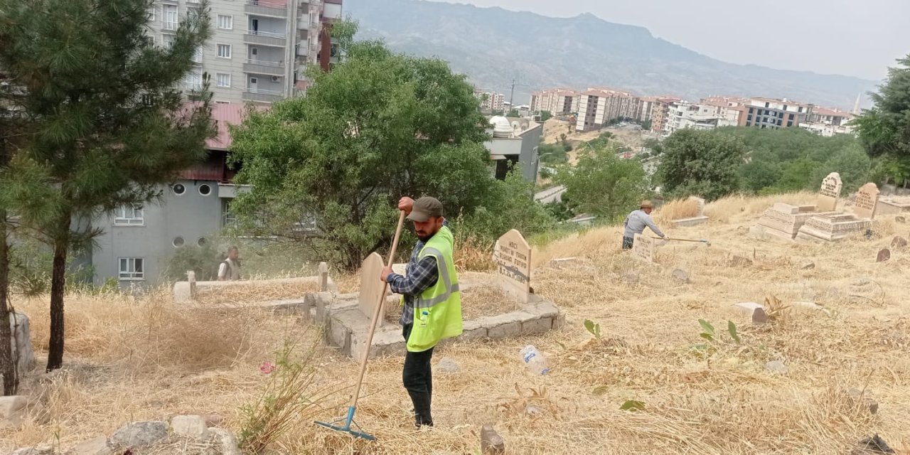 Şırnak Belediye’sinden Mezarlıklarda Hummalı Çalışma