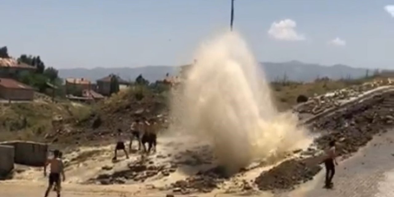 Yüksekova’da su hattı patladı! Çocuklar krizi eğlenceye çevirdi
