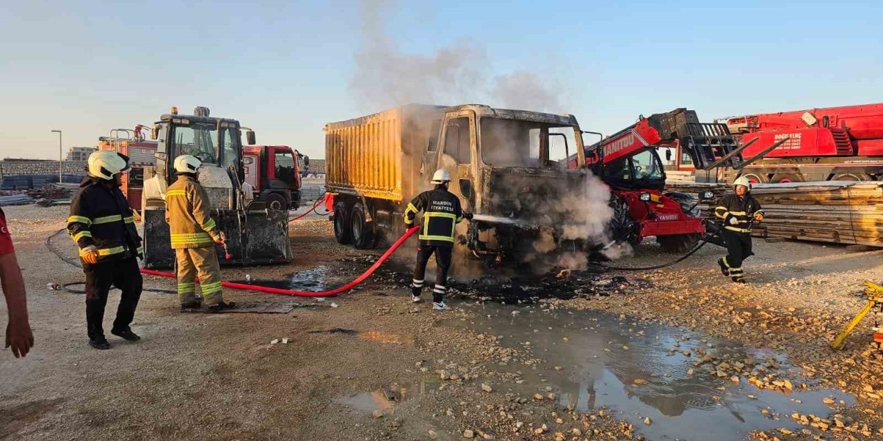 Mardin’de Park Halindeki Araç Küle Döndü