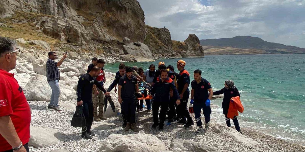 Van Gölü’ne giren 14 yaşındaki çocuk akıntıya kapıldı
