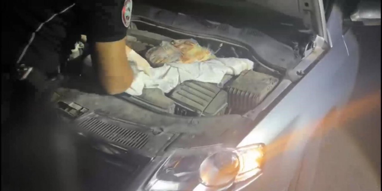 Polis Uygulamasına Takılan Otomobilin Kaputundan 2 Adet Kalaşnikof Silah Ele Geçirildi