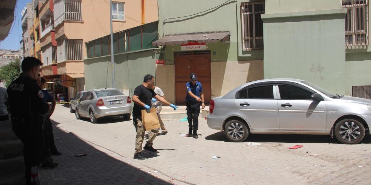Cami önünde kurulan pusuda biri cemaatten 2 kişi yaralandı