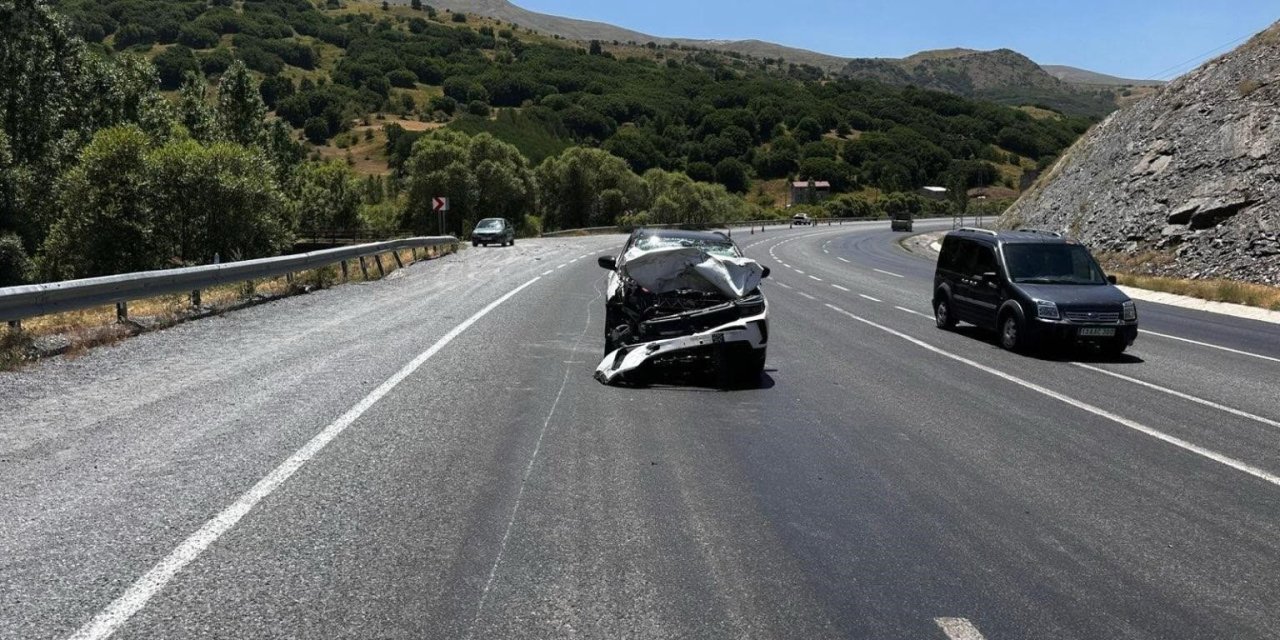 Tatvan-Van karayolunda tıra çarpan otomobildeki 5 kişi yaralandı