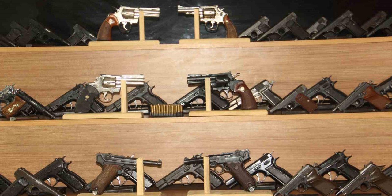 Durdurulan Araçta İkinci Dünya Savaşı’nda Kullanılan Silahlar Bulundu