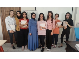 TÜGVA'dan üniversiteye hazırlık öğrencilerine kaynak kitap dağıtıldı