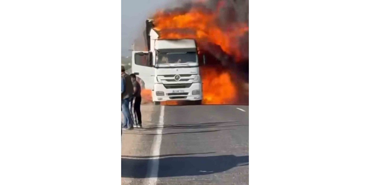 Şanlıurfa’da Alev Alan Tır Kullanılamaz Hale Geldi
