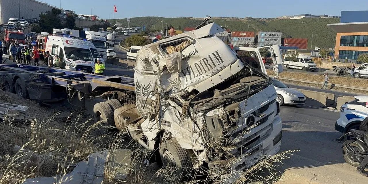 İki otomobil ve tırın çarpıştığı kazada 5 kişi hayatını kaybetti