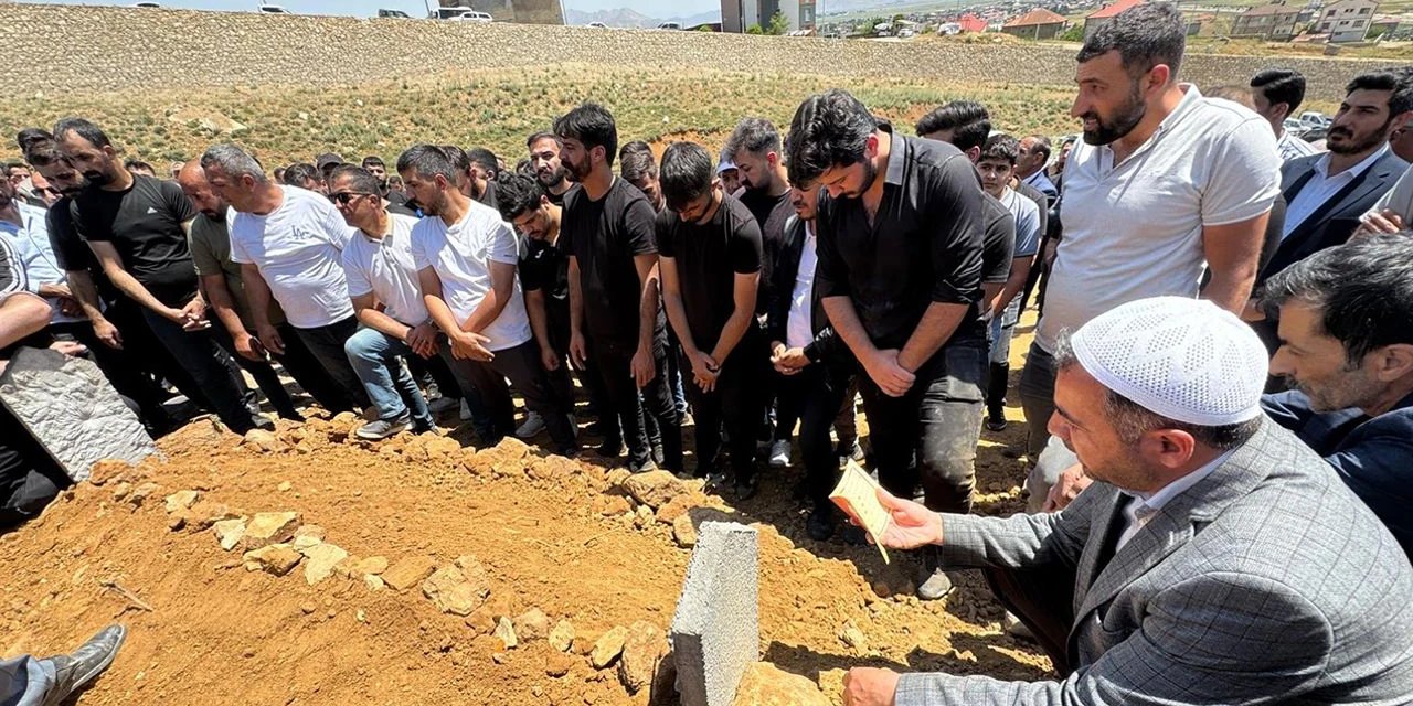 3 Çocuğu ile Beraber Silahlı Saldırıya Uğrayan Baba Toprağa Verildi