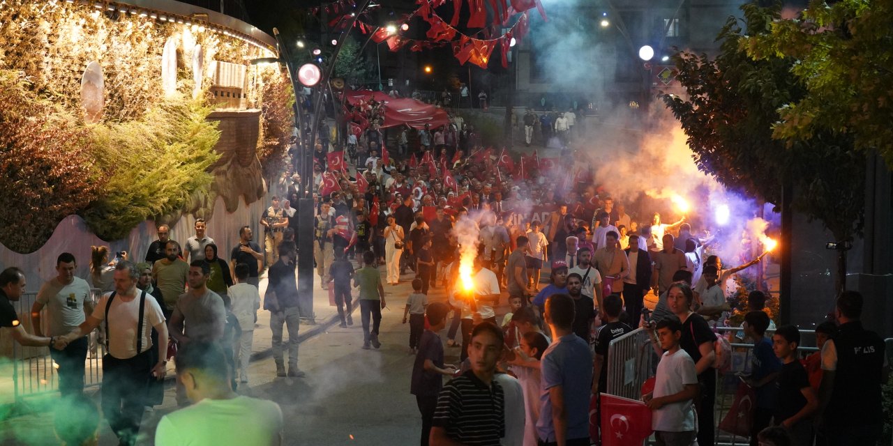 Şırnak’ta 105 Metrelik Türk Bayrağıyla 15 Temmuz Yürüyüşü
