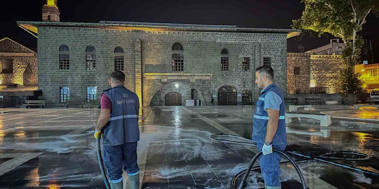Diyarbakır’da turistik yerler lavanta ve gül kokulu dezenfekte ile yıkandı