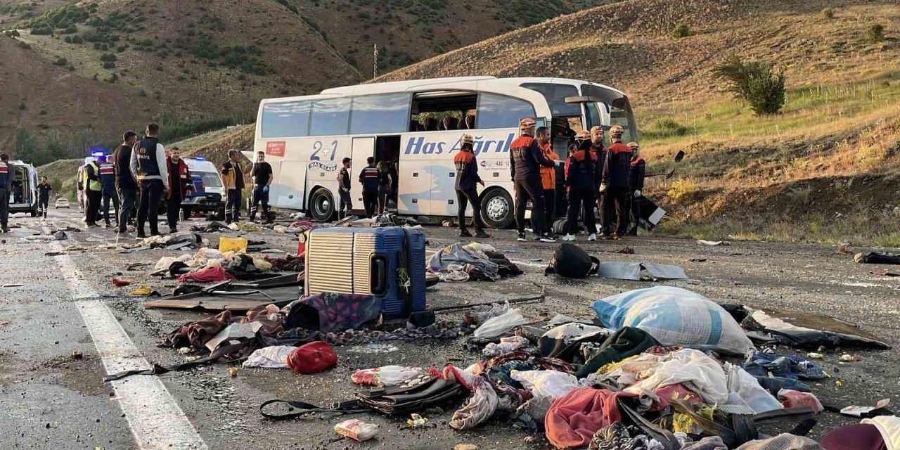 Yolcu otobüsü dağ yamacına çarptı: 4 kişi öldü, 33 kişi yaralandı