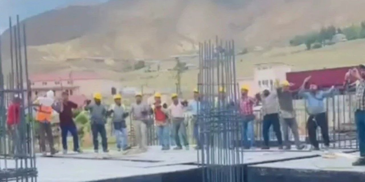 Van’da düğün salonunda çalan müziğe eşlik eden işçiler, renkli görüntüler oluşturdu