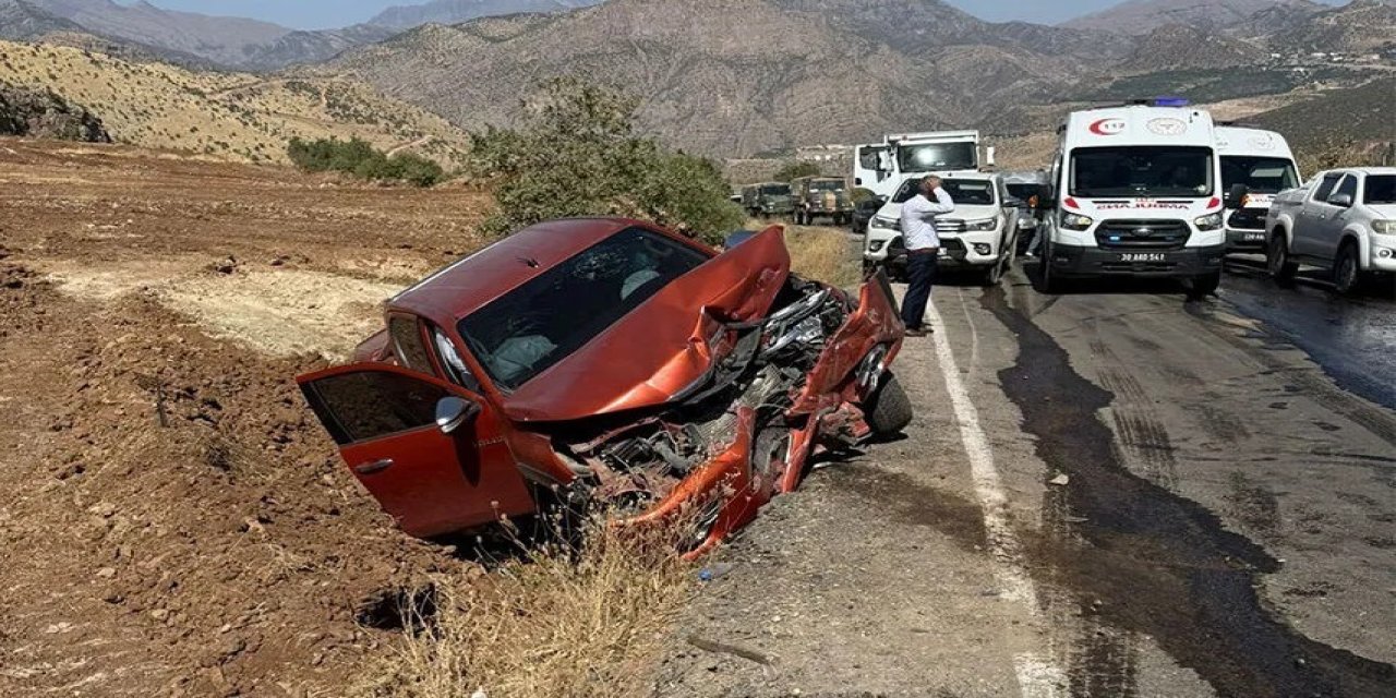 Hakkari'de iki aracın çarpıştığı kazada 3 kişi yaralandı