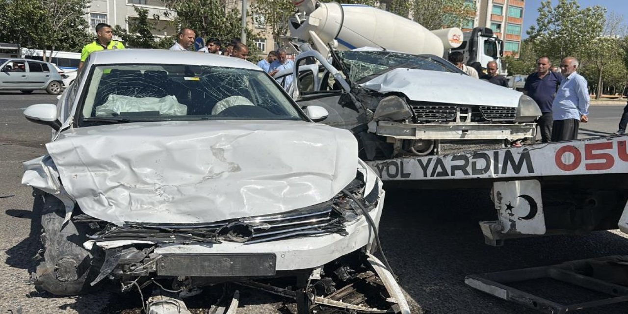 İki otomobilin kafa kafaya çarpıştığı kazada 1 kişi öldü, 4 yaralı