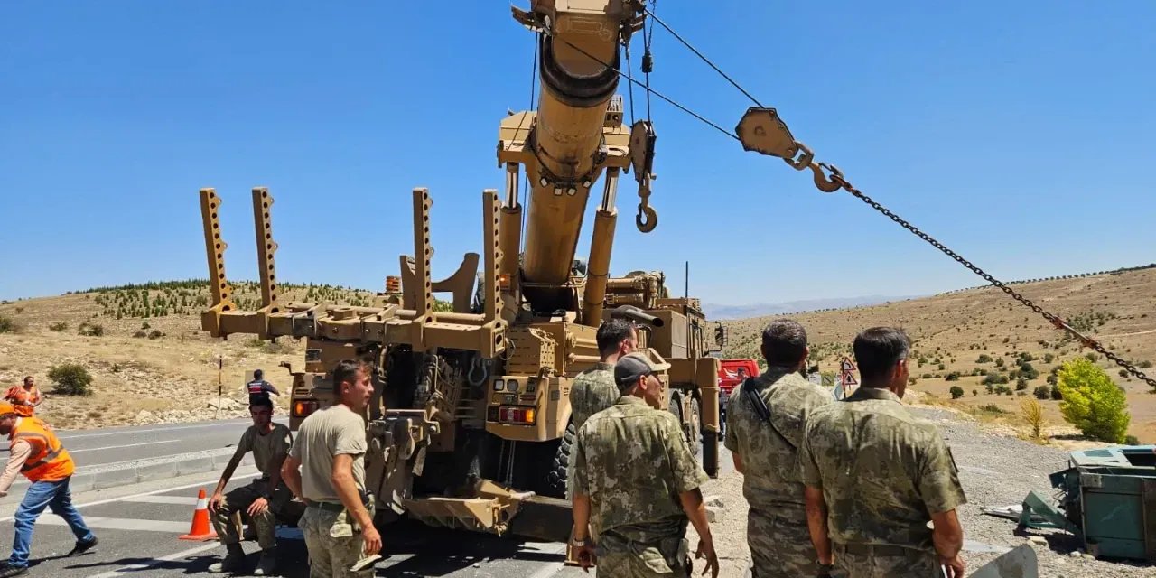 Askeri aracın devrilmesi sonucu 1 asker oldu, 1 asker yaralı