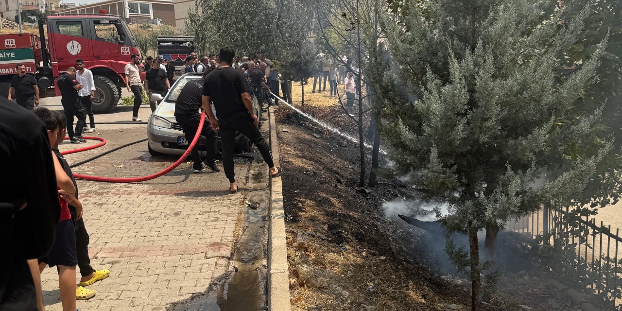 Şırnak’ta Korkutan Yangın! Odunlardan Çıkan Yangın Otomobile Sıçradı