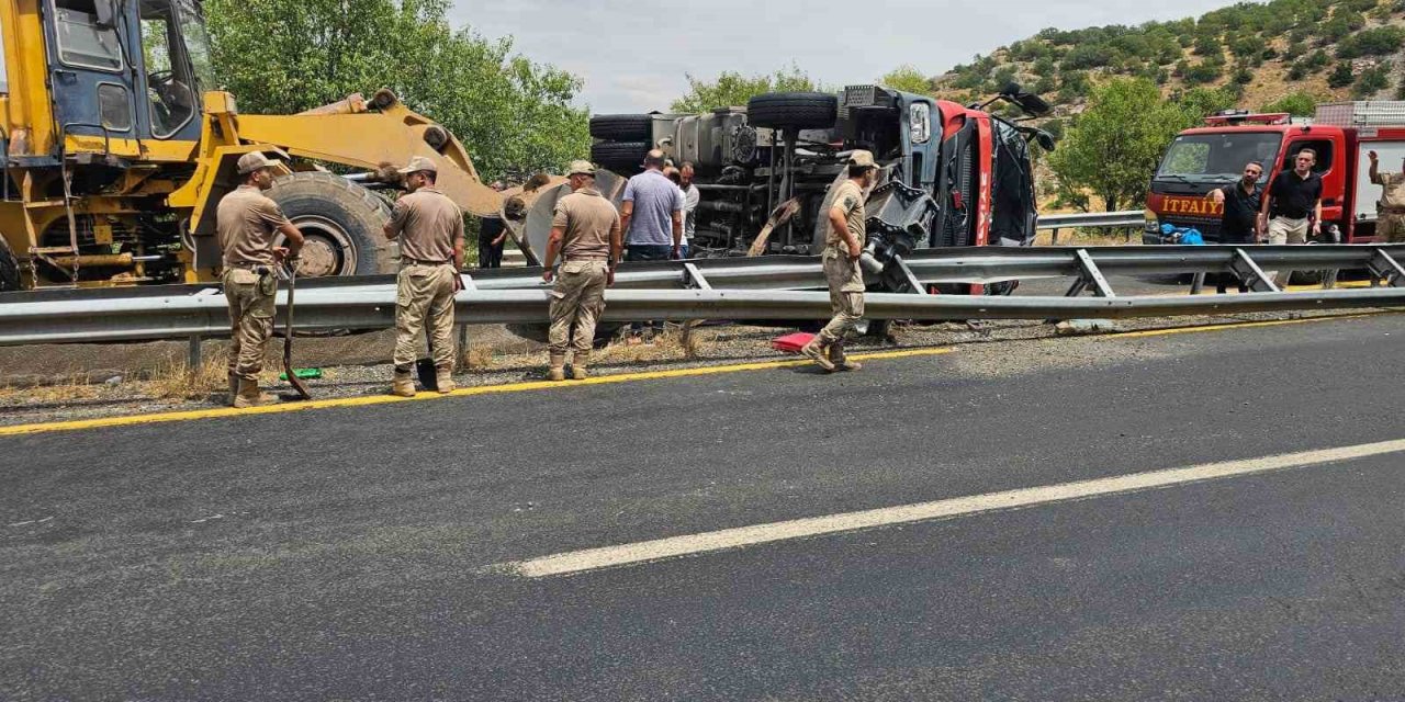 Yangına Giden İtfaiye Aracı Devrildi: 1’i Ağır 3 Yaralı
