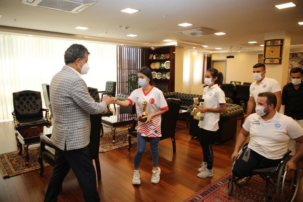 Şampiyon Tenisçilerden Başkan Yarka’ya Ziyaret