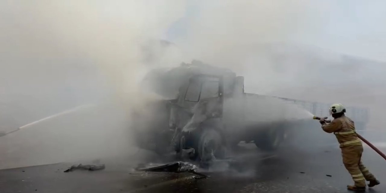 Şırnak’ta Seyir Halindeki Kamyon Yandı