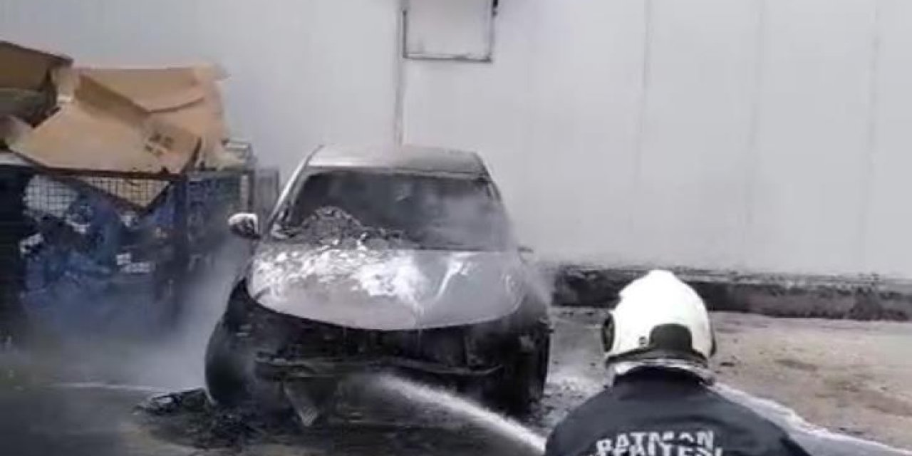 Batman’da park halindeki otomobil aniden yandı