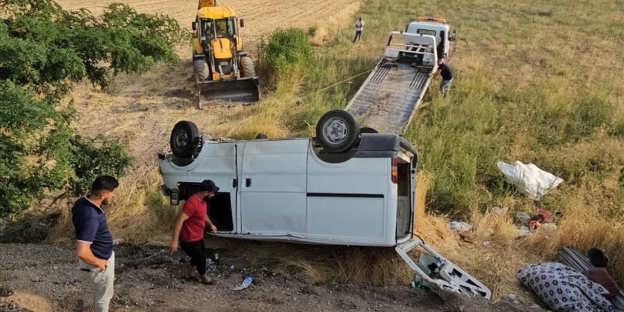 Van'da minibüsle otomobilin çarpıştığı kazada 14 kişi yaralandı