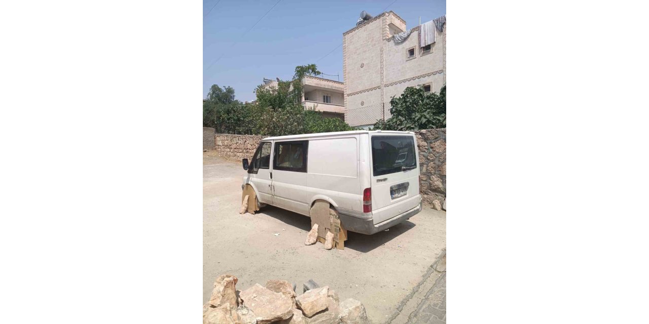 Mardin’de Minibüs Sürücüsü, Aracın Tekerlerini Sıcaktan Korumak İçin Kartonla Kapattı