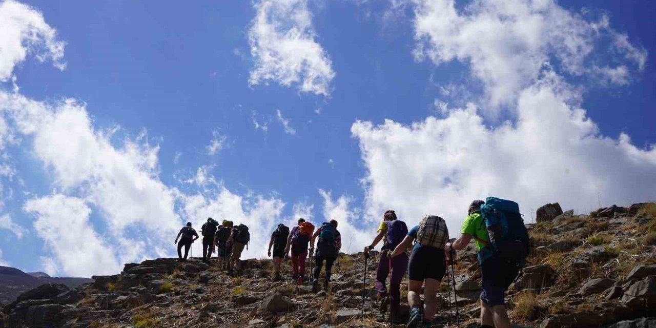 Dağcılar, Yüksekova Sat Gölleri’nde doğa yürüyüşü gerçekleştirdi