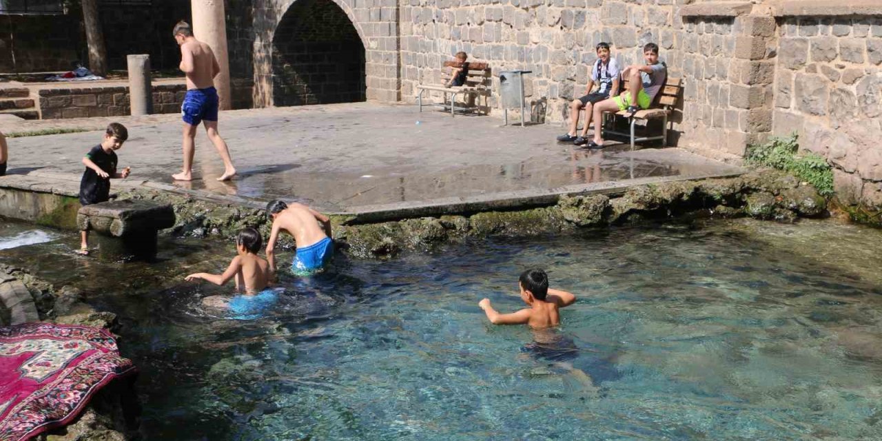 Diyarbakırlı Çocuklar Yataktan Kalkıp Süs Havuzuna Koşuyor