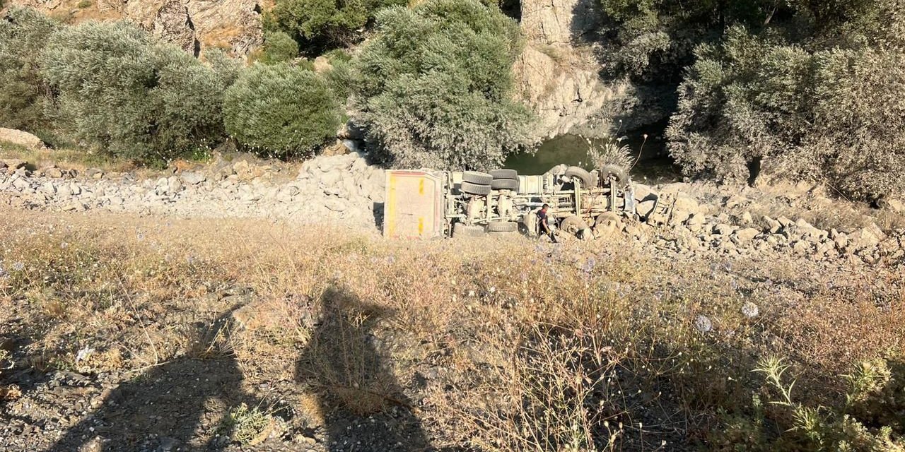 Hakkari'de uçuruma yuvarlanan kamyonun sürücüsü hayatını kaybetti