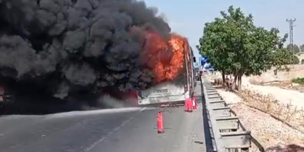 Şehir içi yolcu otobüsü alevlere teslim oldu! Yolcular son anda kurtarıldı