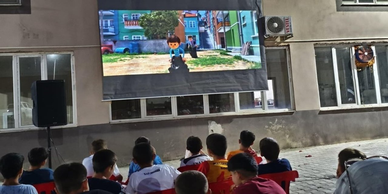 Şırnak’ta Seyyar Sinema Çocuklarla Buluştu