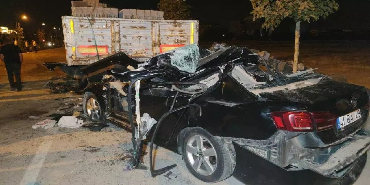 Van’da park halindeki tıra çarpan otomobildeki 2 kişi hayatını kaybetti