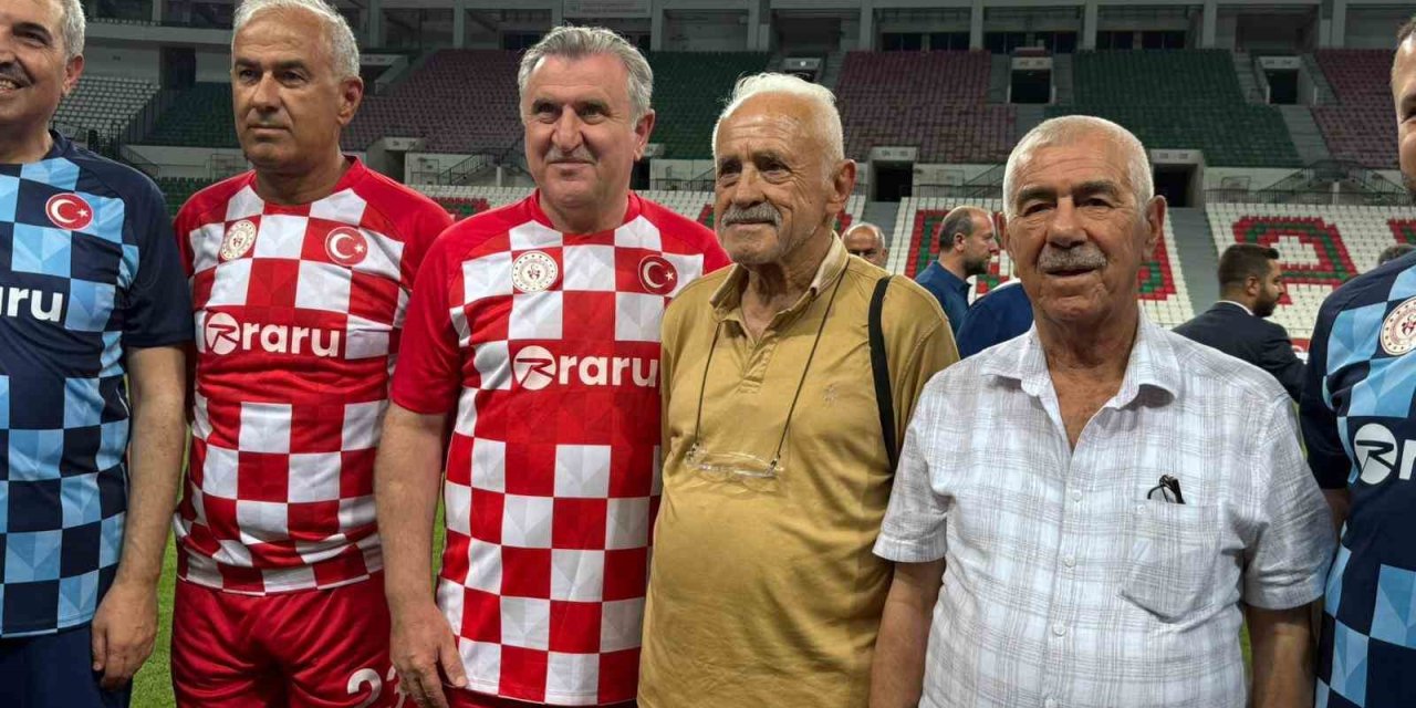 Diyarbakır’da "gösteri Maçı"nda Sahaya Çıkan Bakan Bak’tan "Terörsüz Türkiye" Vurgusu