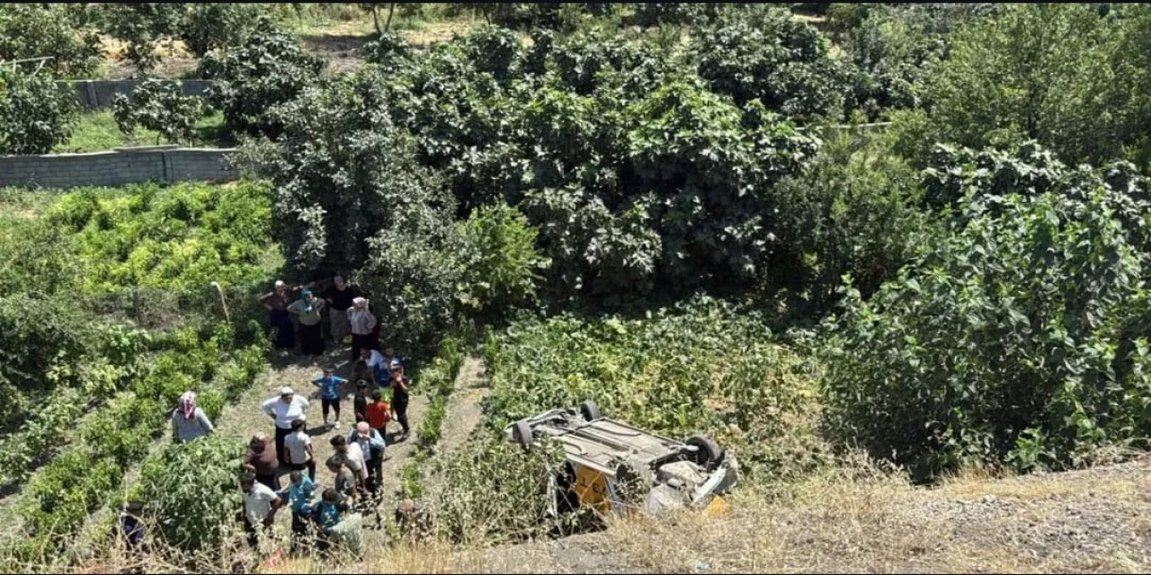 Şırnak'ta ticari taksi şarampole devrildi: 3 kişi yaralandı