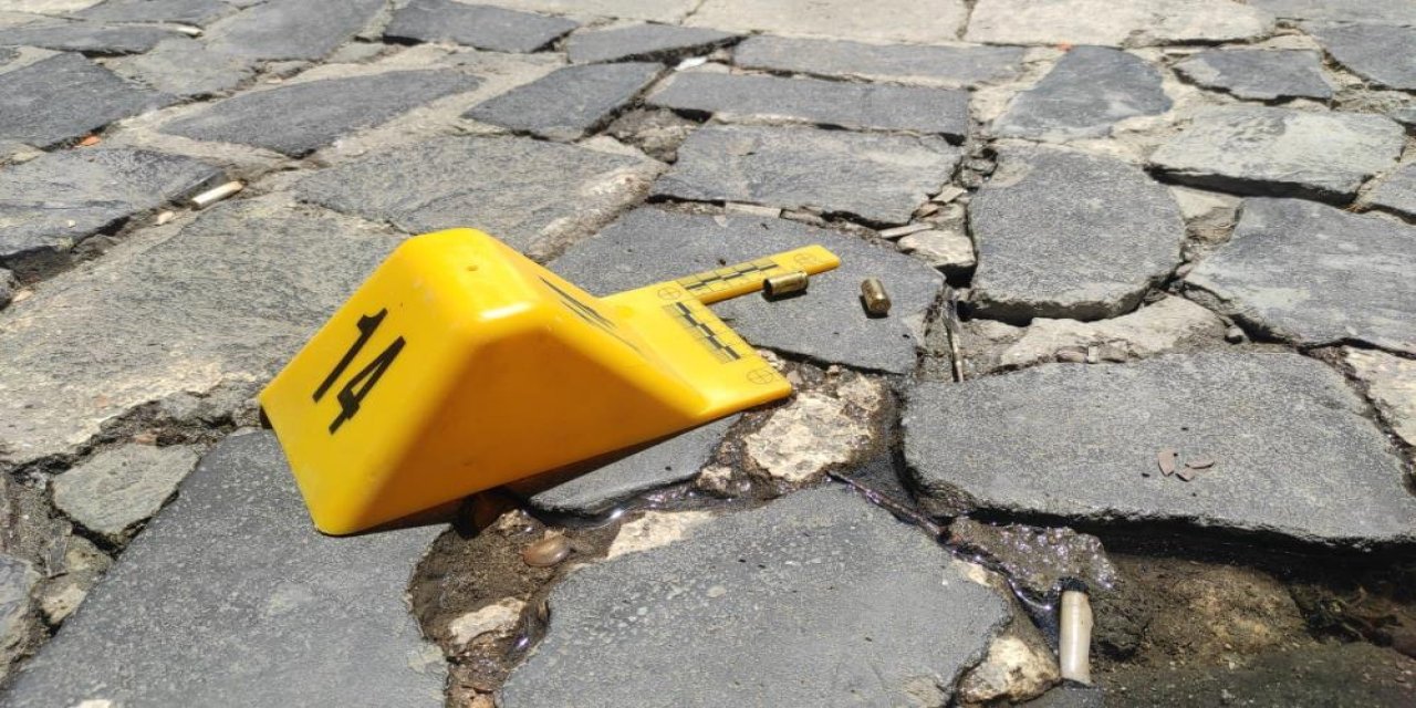 Sokak ortasında silahlı ve bıçaklı kavgada 2 kişi yaralandı
