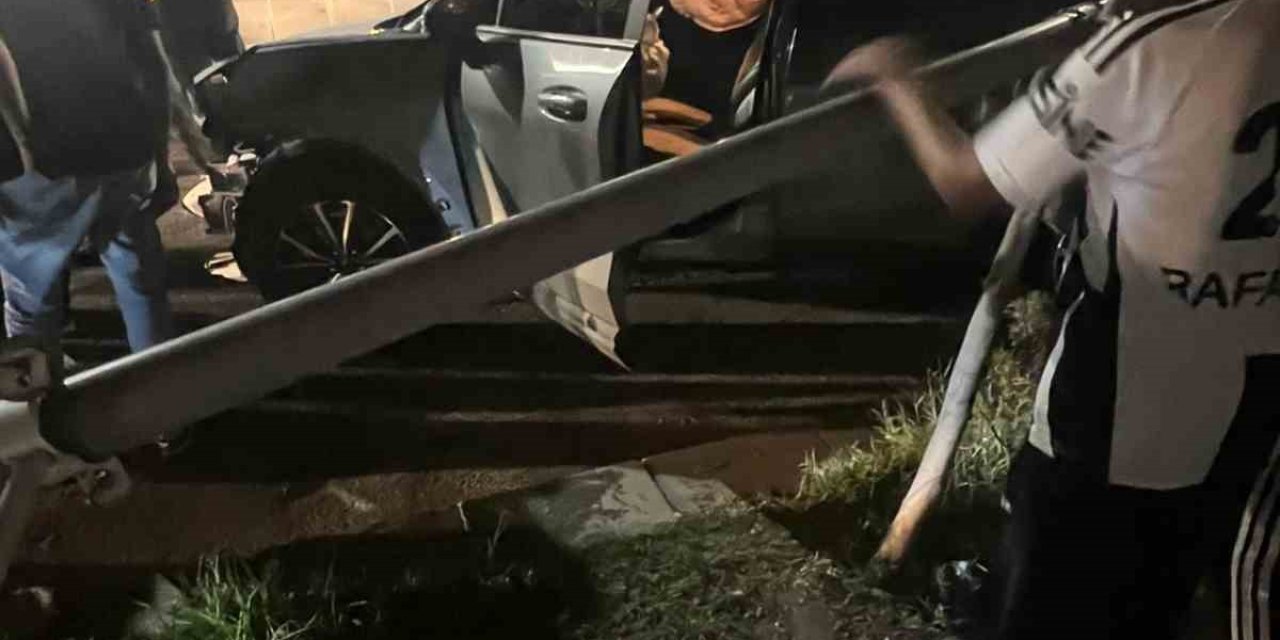 Batman’da Trafik Kazası, Otomobil Aydınlatma Direğine Çarptı