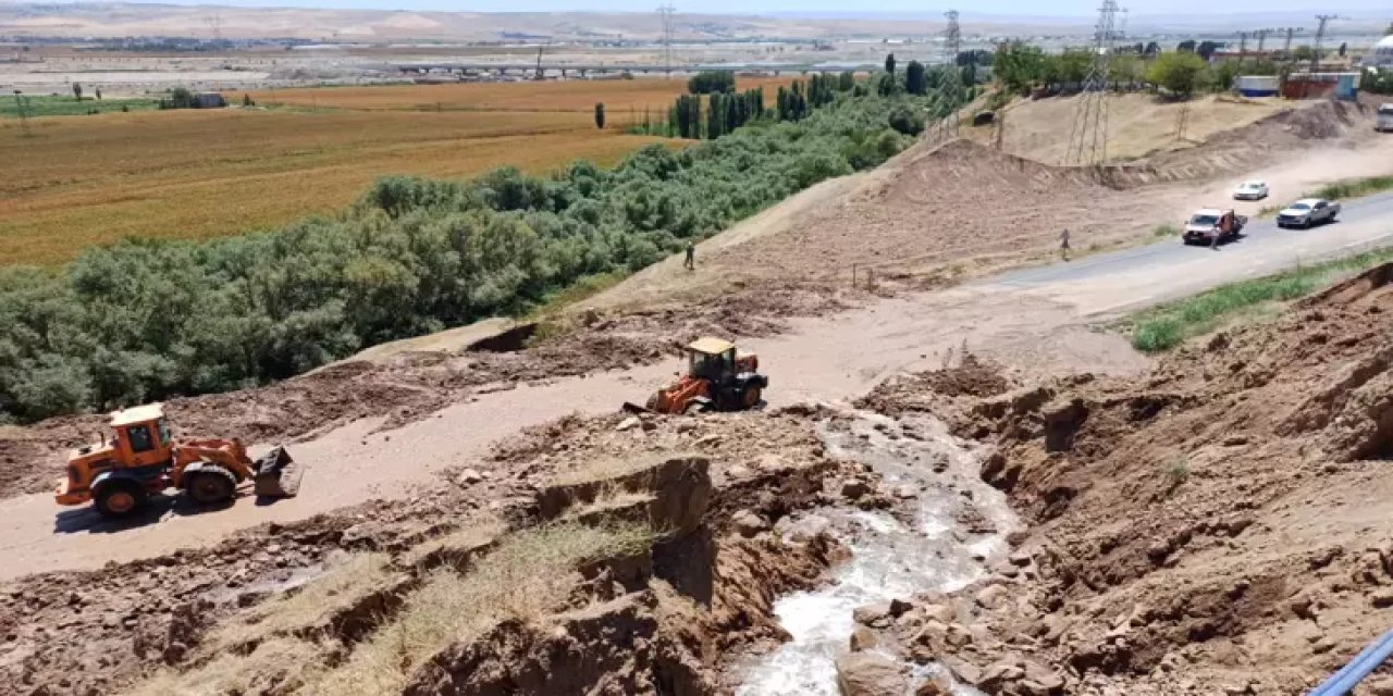 Sulama Kanalından Akan Su Ve Çamur, Yolu Kapattı