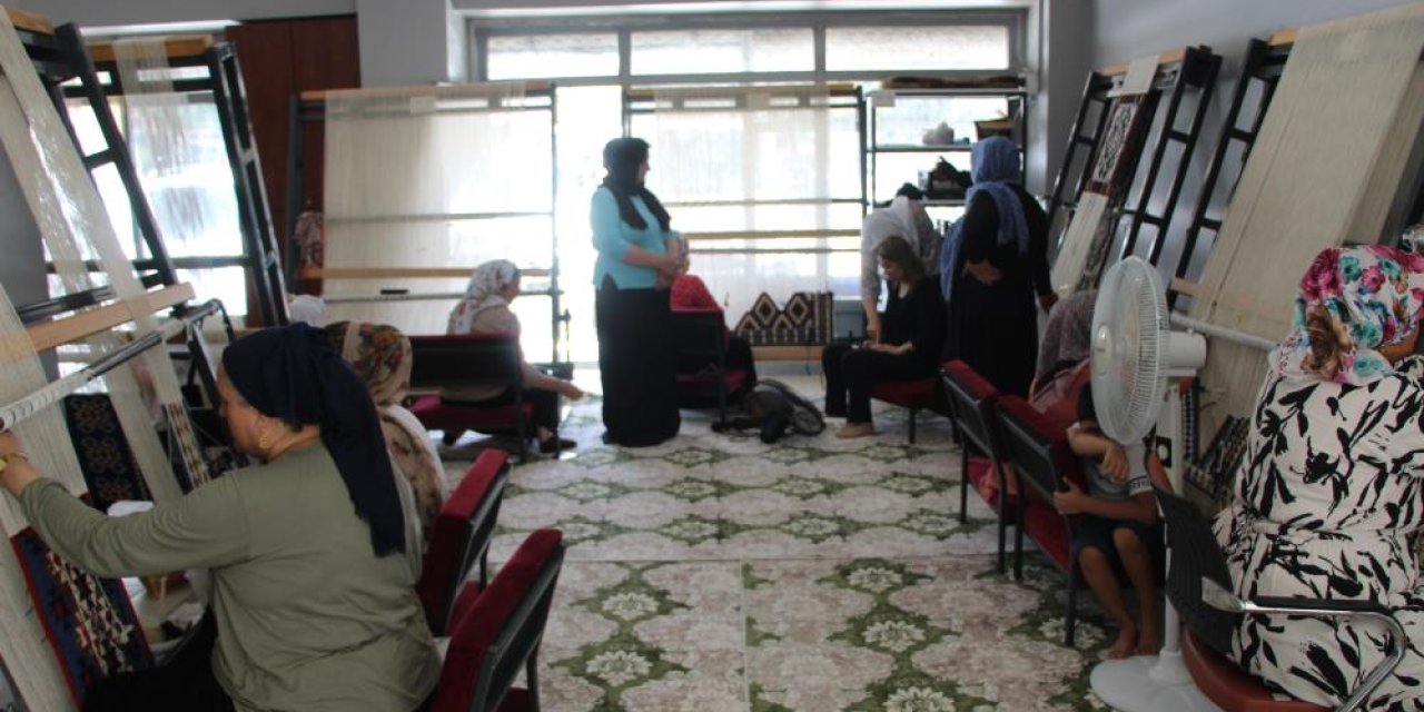 Şırnak'ta Kadın Emeğiyle Üretilen "Jirki Kilimi" Dünyaya Açılıyor