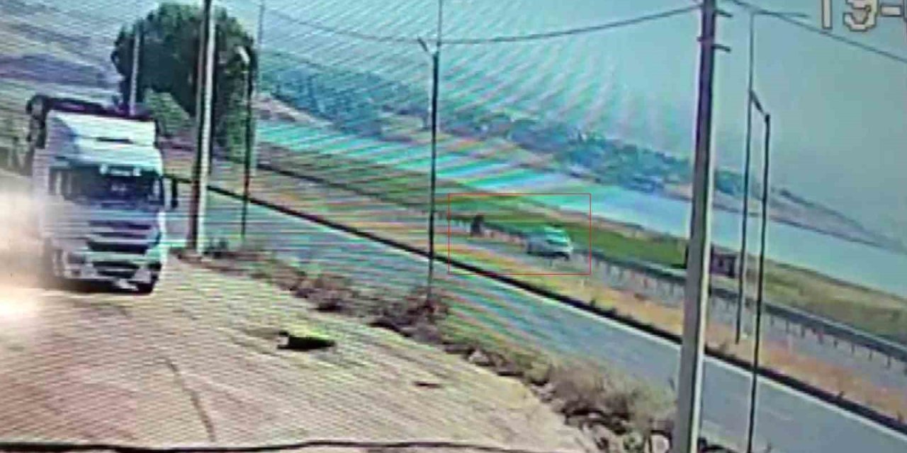 Bitlis’te feci kaza anı kamerada! Baba ve oğlu hayatını kaybetti