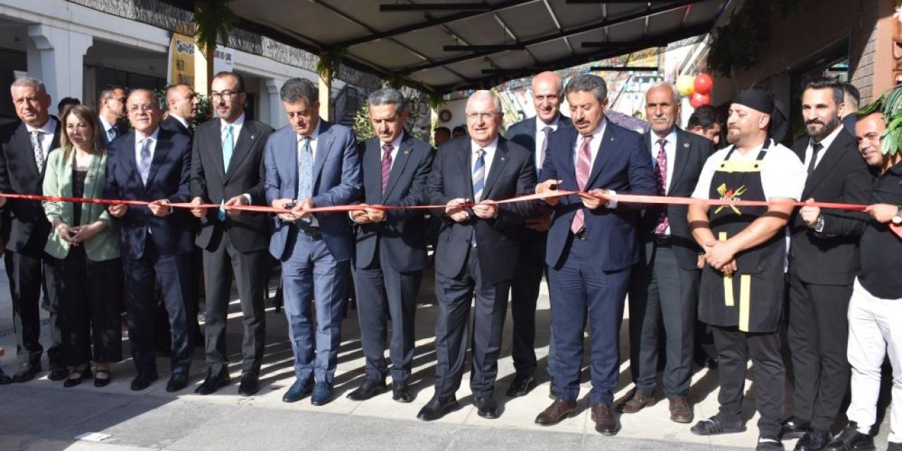 Bakan Güler, Şırnak'ta yeni açılan iş yerinin açılış kurdelesini kesti